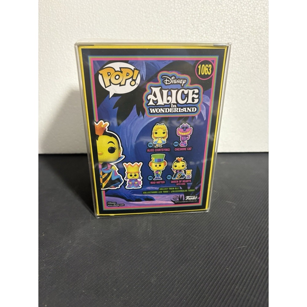 Funko Pop QUEEN OF HEARTS with KING #1063 Black Light - Includes Protector - NEW - Picture 3 of 6